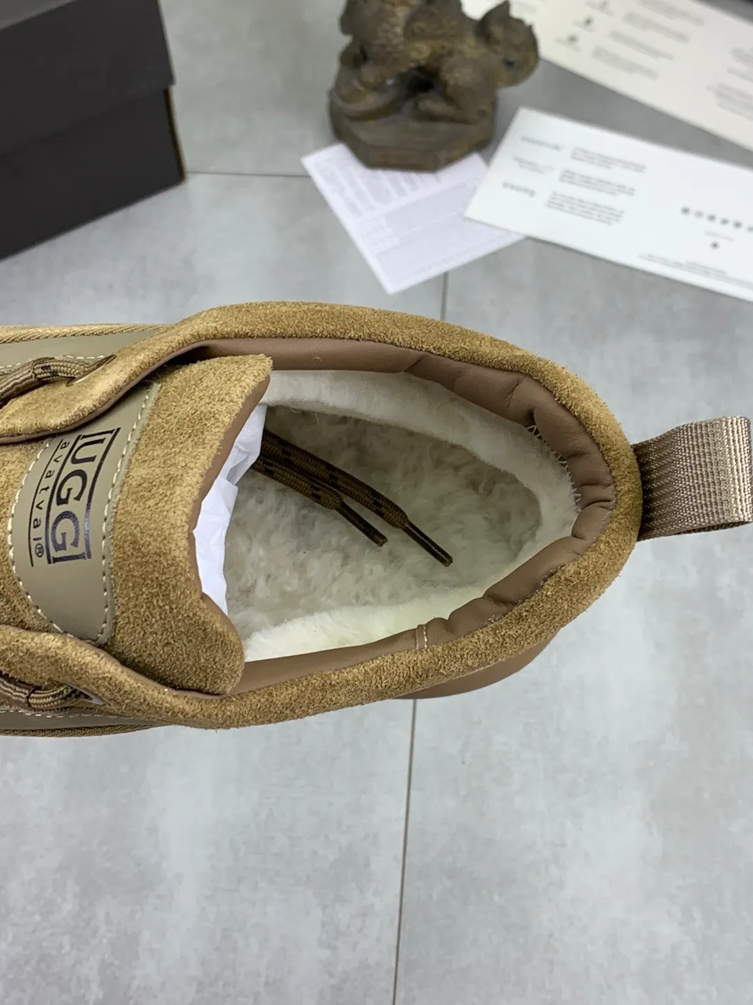 Men's shoes 💰P640 New arrival 🆕🆕🆕 New IUGGI men's shoes. Real cowhide on the outside. Australian wool on the inside. Lightweight and easy to put on. The brand logo has a high-end feel. Men's style! Men's style! Retro outdoor shoes are rarely seen on the market. They look great on the feet. Mainly because they are so stylish. Color: black, gray, maroon. Size: 39-44 999-20